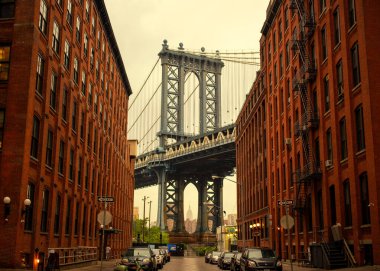 Manhattan Köprüsü 'nün büyüleyici görüntüsü Dumbo' nun büyüleyici binasının arasına yerleşmiş. Şehir mimarisi ve doğal güzelliğin mükemmel bir karışımı.