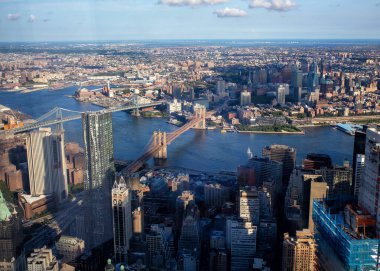 Brooklyn Köprüsü 'nün görkemli cazibesini yakalayın. New York' taki Doğu Nehri 'ni kaplayan bir mimari mucize. Bu çarpıcı fotoğraftaki şehir mühendisliğinin güzelliğine tanık olun..