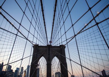 Brooklyn Köprüsü 'nün görkemli cazibesini yakalayın. New York' taki Doğu Nehri 'ni kaplayan bir mimari mucize. Bu çarpıcı fotoğraftaki şehir mühendisliğinin güzelliğine tanık olun..