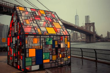 Brooklyn Köprüsü 'nün görkemli cazibesini yakalayın. New York' taki Doğu Nehri 'ni kaplayan bir mimari mucize. Bu çarpıcı fotoğraftaki şehir mühendisliğinin güzelliğine tanık olun..