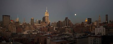 Manhattan siluetinin yüksek kaliteli bir fotoğrafı, dünyanın en tanınan siluetlerinden biri. Fotoğraf, Empire State Binası, One World Trade Center ve Chrysler Build de dahil olmak üzere şehrin yükselen gökdelenlerini yakalar.