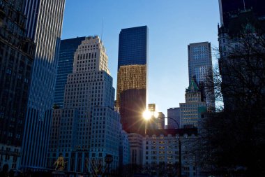 Manhattan siluetinin yüksek kaliteli bir fotoğrafı, dünyanın en tanınan siluetlerinden biri. Fotoğraf, Empire State Binası, One World Trade Center ve Chrysler Build de dahil olmak üzere şehrin yükselen gökdelenlerini yakalar.