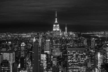Manhattan siluetinin yüksek kaliteli bir fotoğrafı, dünyanın en tanınan siluetlerinden biri. Fotoğraf, Empire State Binası, One World Trade Center ve Chrysler Build de dahil olmak üzere şehrin yükselen gökdelenlerini yakalar.