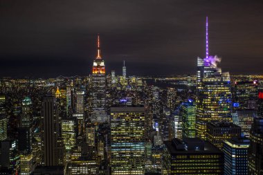 Manhattan siluetinin yüksek kaliteli bir fotoğrafı, dünyanın en tanınan siluetlerinden biri. Fotoğraf, Empire State Binası, One World Trade Center ve Chrysler Build de dahil olmak üzere şehrin yükselen gökdelenlerini yakalar.