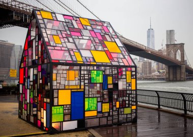 New York 'un en popüler turizm merkezlerinden biri olan Brooklyn Köprüsü' nün çarpıcı bir resmi. Fotoğraf, köprünün zarif asma kulelerini ve Doğu Nehri 'nin, Manhattan' ın ve Brooklyn 'deki gökyüzünün nefes kesici manzarasını yakalıyor.