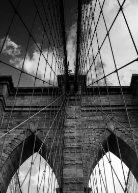 New York 'un en popüler turizm merkezlerinden biri olan Brooklyn Köprüsü' nün çarpıcı bir resmi. Fotoğraf, köprünün zarif asma kulelerini ve Doğu Nehri 'nin, Manhattan' ın ve Brooklyn 'deki gökyüzünün nefes kesici manzarasını yakalıyor.