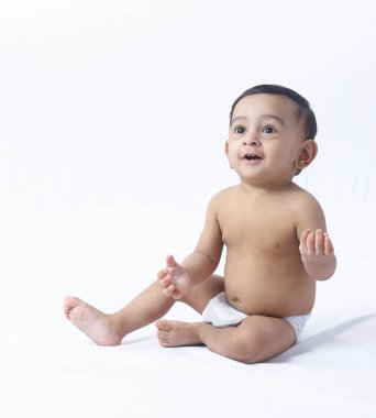 Bebek bakıcılığı, neşeli ve mutlu bir ifade, sade arka planda kapalı bir alan, ebeveynlik, çocuk bakımı ve aile yaşam tarzı temaları için ideal.