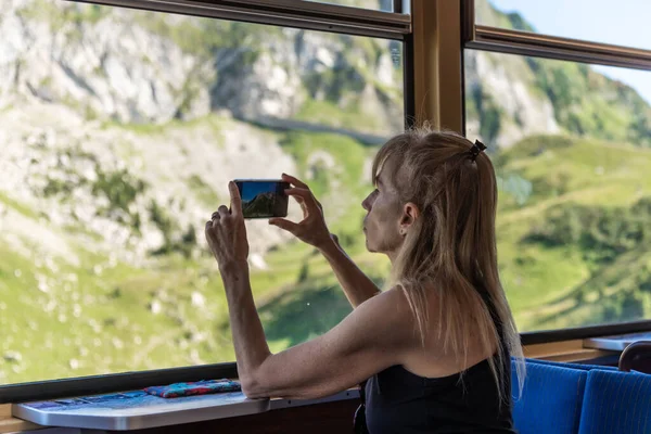 Viajera Adulta Madura Con Smartphone Tomando Fotos Las Montañas Por — Foto de Stock