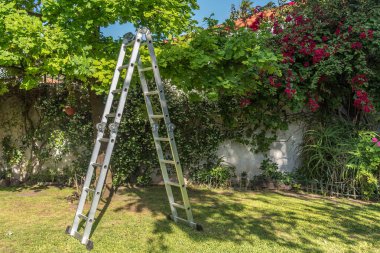 Alüminyum merdiven evin bahçesinde..