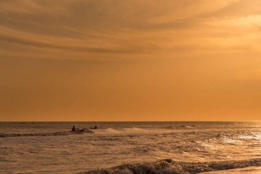 Sahilde güzel bir gün batımı manzarası. Doğa, yaz ve seyahat konsepti.