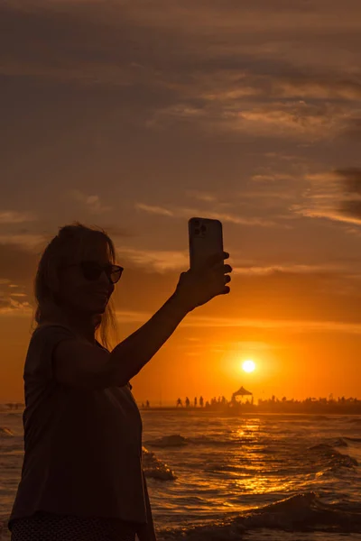 Радостная Женщина Делает Селфи Помощью Мобильного Телефона Наслаждаясь Закатом Пляже — стоковое фото