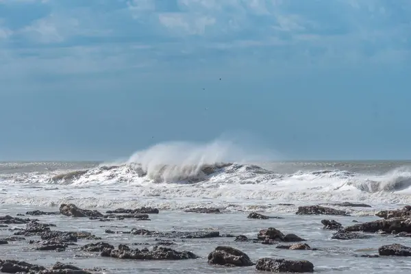 Morze Falami Skalistym Wybrzeżu Plaży Pojęcie Natury Lata — Zdjęcie stockowe