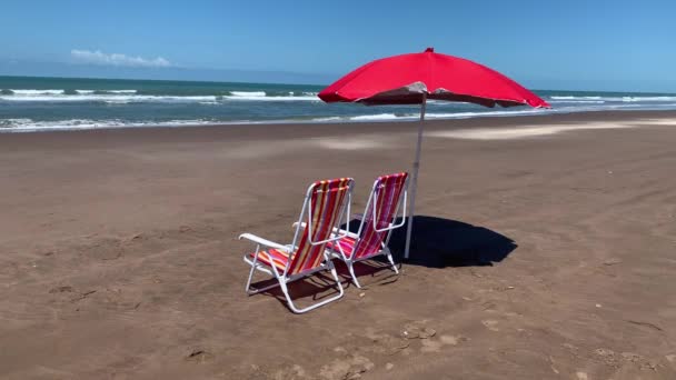 Duas Cadeiras Praia Vazias Com Guarda Chuva Praia Conceito Verão — Vídeo de Stock