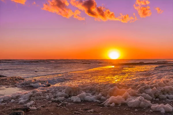 Солнце Садится Горизонт Над Морем Пляж Покрыт Золотой Пеной — стоковое фото