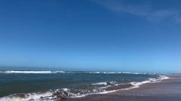 Einem Sommertag Kommen Kleine Meereswellen Land Filmmaterial — Stockvideo
