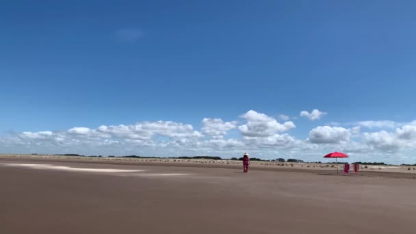 Mulher Madura Com Chapéu Sol Andando Uma Praia Solitária Longe — Vídeo de Stock