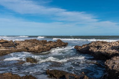 Güneşli bir günde Rocky Coast. Yaz ve seyahat konsepti.