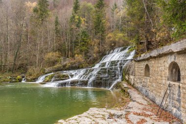 Sonbahar mevsiminde ormanda bir şelale manzarası. Seyahat ve doğa kavramı.