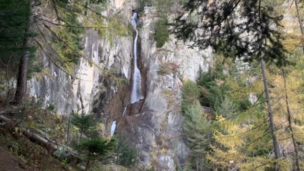 Blick Auf Einen Wasserfall Auf Einem Felsigen Berg Herbstwald Naturkonzept — Stockvideo