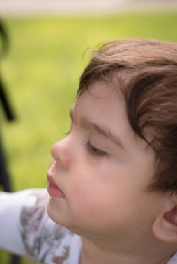 Bir erkek bebeğe yakından bak. Çocukluk kavramı