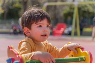 Çocuk parkın bahçesinde oyun oynuyor. Çocukluk kavramı.