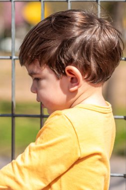 Küçük çocuk güneşli bir günde dışarıda eğleniyor. Çocukluk kavramı.