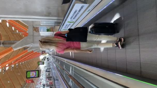 Vista Trasera Una Mujer Rubia Caminando Largo Los Aeropuertos Transportador — Vídeo de stock