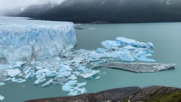 北望70米高的莫雷诺冰川 形成了一道巨大的冰墙 — 图库视频影像