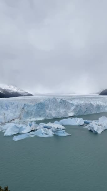 Beş Kilometre Genişliğinde Bir Cephe Oluşturan Perito Moreno Buzulu Nun — Stok video