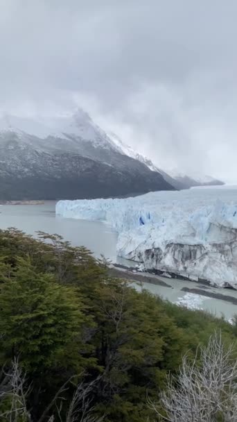 Ледник Перито Морено Ледяные Отряды Называемые Разрывами Являются Захватывающими Визуальными — стоковое видео