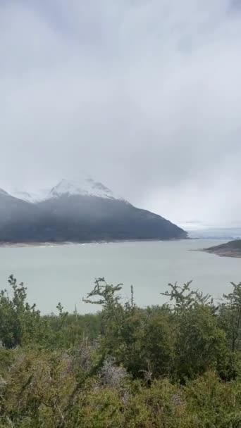 Perito Moreno Buzulu Nun Olduğu Argentino Gölü Manzarası Bulutlu Bir — Stok video