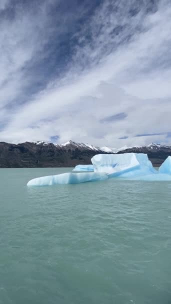Egy Nagy Darab Jég Lebeg Lago Argentínóban Felhős Víz Kék — Stock videók