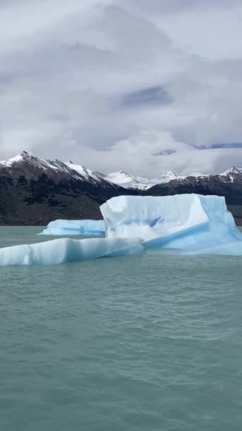 Аргентинском Озере Плавает Большой Кусок Льда Небо Облачно Горы Заднем — стоковое видео