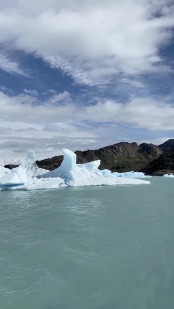 Gran Cuerpo Hielo Agua Con Una Cordillera Fondo Agua Azul — Vídeo de stock