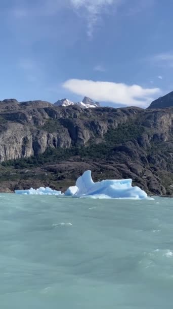 Ledovec Vznáší Argentinském Lagu Obloha Jasná Voda Modrá — Stock video