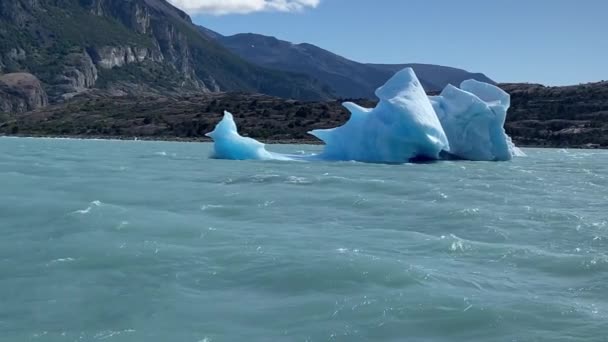 Lago Argentino Schwimmt Ein Großer Eisberg Das Wasser Ist Blau — Stockvideo