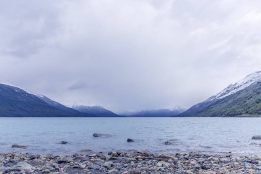 Arjantin Gölü 'nün panoramik manzarası. Üstünde bulutlu bir gökyüzü var..