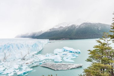 70 metre yüksekliğindeki Perito Moreno Buzulu 'nun kuzey manzarası heybetli bir buz duvarı oluşturuyor..