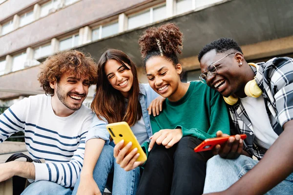 Studentgruppe Sitter Sammen Med Mobiltelefoner Dele Innhold Sosiale Medier – stockfoto
