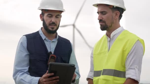 Dva Elektrotechnici Pracující Větrné Elektrárně Pomocí Tabletu Pro Technickou Kontrolu — Stock video