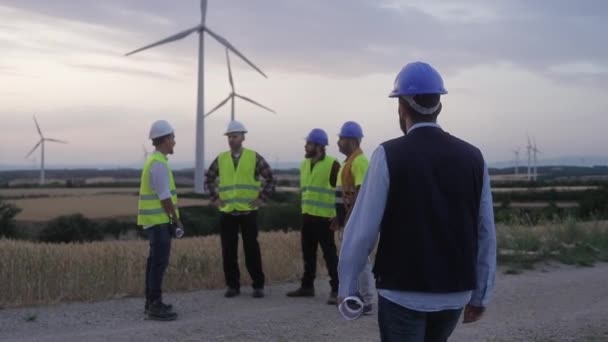 Chefingenieur Trifft Elektrotechniker Und Facharbeiter Windkraftpark Team Von Fachleuten Arbeitet — Stockvideo