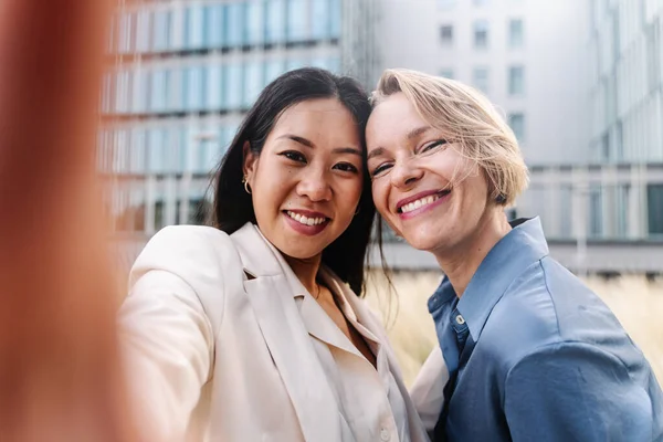 Happy Business Naiset Työtoverit Jakavat Selfie Sosiaalisen Median Videopuhelu Ammatillinen — kuvapankkivalokuva