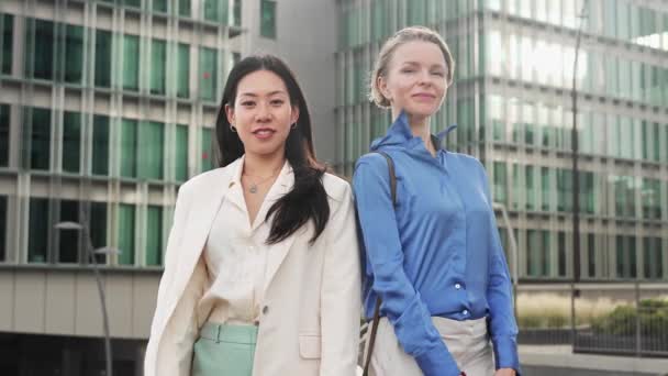 会社の外で一緒に立って成功した女性多民族ビジネス女性のチーム — ストック動画