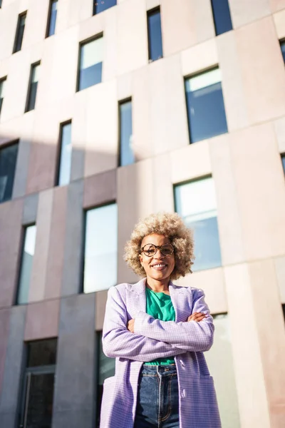 Afrikansk Amerikansk Forretningskvinneleder Sjef Det Moderne Kreative Selskapet Med Håndvåpen – stockfoto