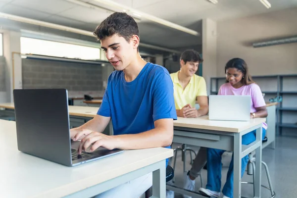 Ryhmä Teini College Opiskelijat Työskentelevät Kannettavat Tietokoneet Lukiossa Luokkahuoneessa — kuvapankkivalokuva