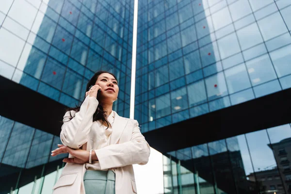 Ung Asiatisk Elegant Professional Business Woman Som Bruker Mobiltelefon Utenfor – stockfoto