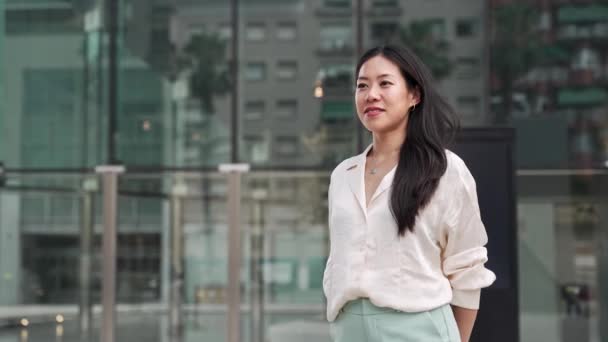 年轻的亚洲裔职业女性与手臂交叉在工作场所外的肖像 — 图库视频影像