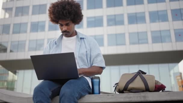 在办公室外的笔记本电脑上工作的非裔美国企业家 城市的创意自由职业者专业人员 — 图库视频影像