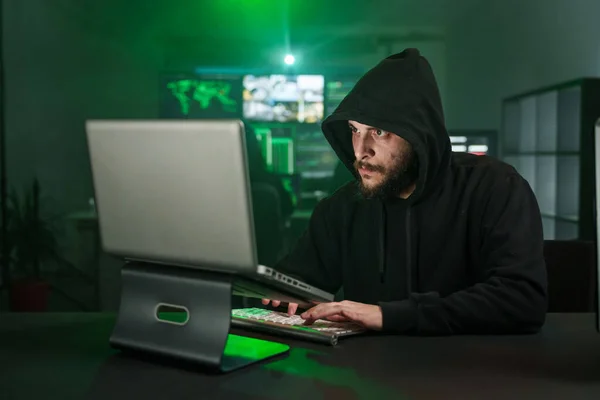 Hooded Hacker Työskentelee Pimeässä Piilotettu Kellarissa Hyökkää Hallituksen Data Servers — kuvapankkivalokuva