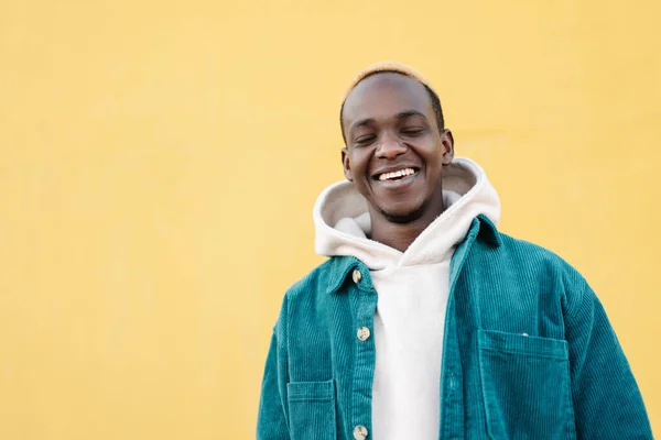 Morsom Afroamerikansk Positiv Ung Mann Med Lukkede Øyne Smilende Gul – stockfoto